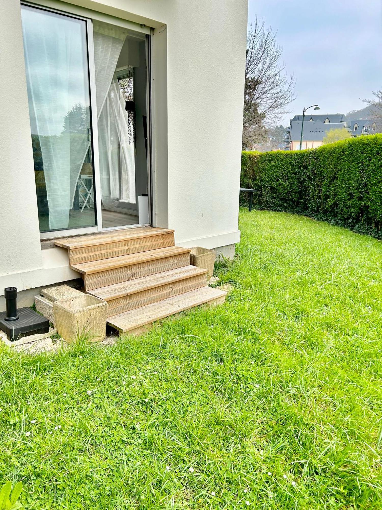 Superbe Appartement Avec Jardin Ensoleille Blonville-sur-Mer Exteriör bild